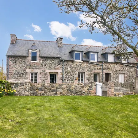 Holiday home Grand Jardin Et Calme Au Coeur Des Cotes-d'armor *